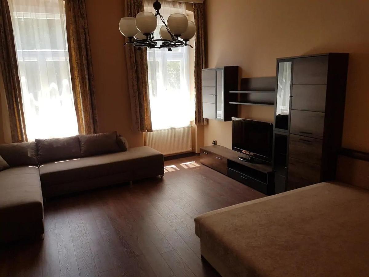 Stylish Historic Flat For 4 In Heart Of Oldbuda Budapešť